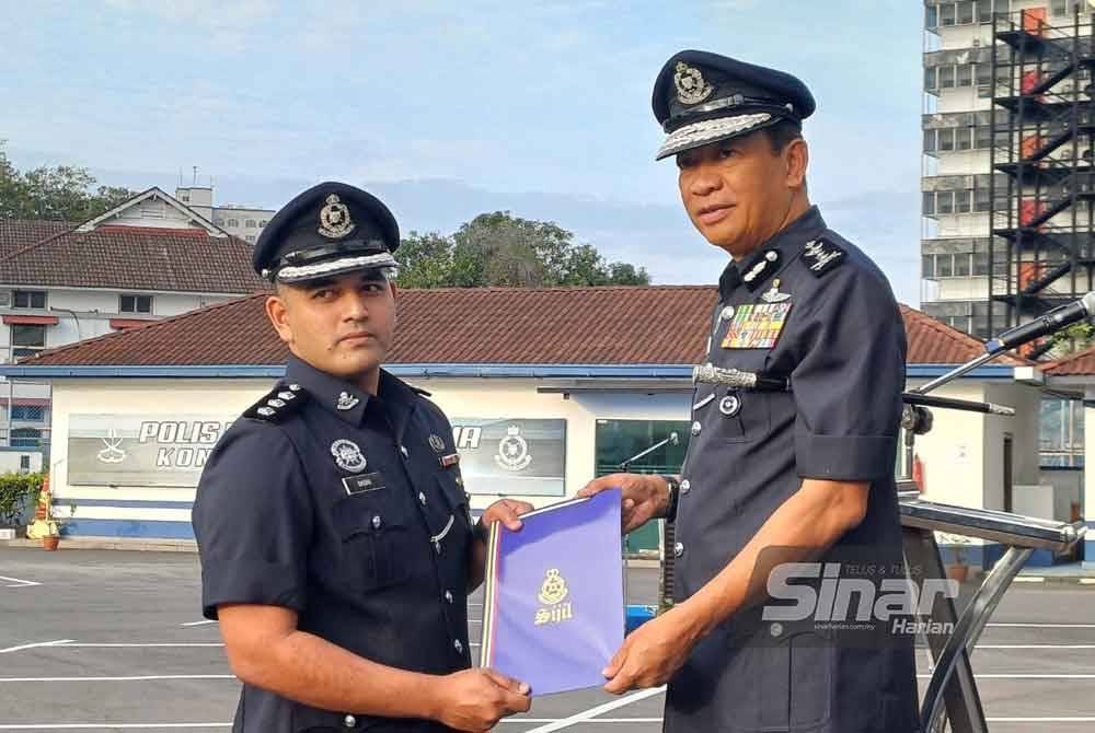 Yahaya (kanan) menyampaikan sijil penghargaan kepada pegawai pada perhimpunan bulanan bagi Februari Tahun 2024 anjuran Jabatan Siasatan Jenayah Ibu Pejabat Kontinjen (IPK) Pahang di pekarangan IPK Pahang pada Selasa. FOTO SINAR HARIAN.