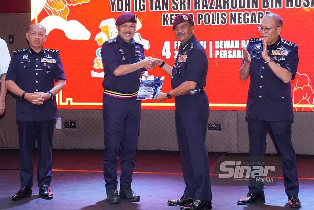 Razarudin (dua dari kanan) ketika menghadiri Majlis Apresiasi Op Selamat 23 Tahun Baharu Cina di Persada Plus, Petaling Jaya pada Selasa. Foto: MOHD HALIM ABDUL WAHID