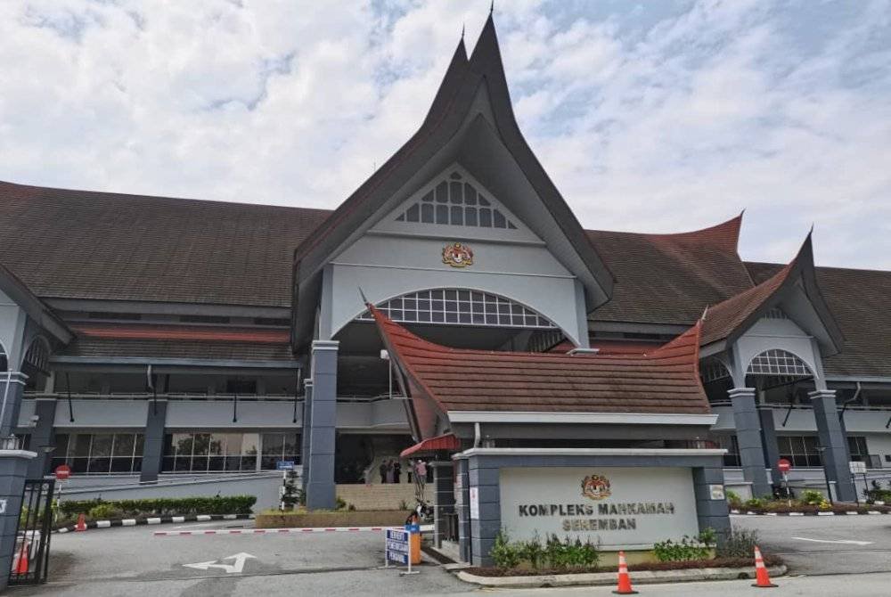 Seorang wanita dihadapkan ke Mahkamah Sesyen Seremban pada Selasa atas pertuduhan mencederakan suaminya menggunakan telefon bimbit, Sabtu lalu.