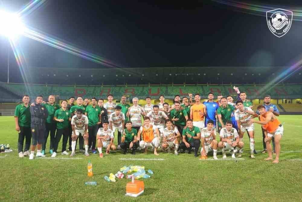 Mohd Daud bersama barisan pemain KDA FC selepas aksi separuh akhir kedua MFL Challenge Cup di Stadium Darul Aman pada malam Sabtu. Foto KDA FC