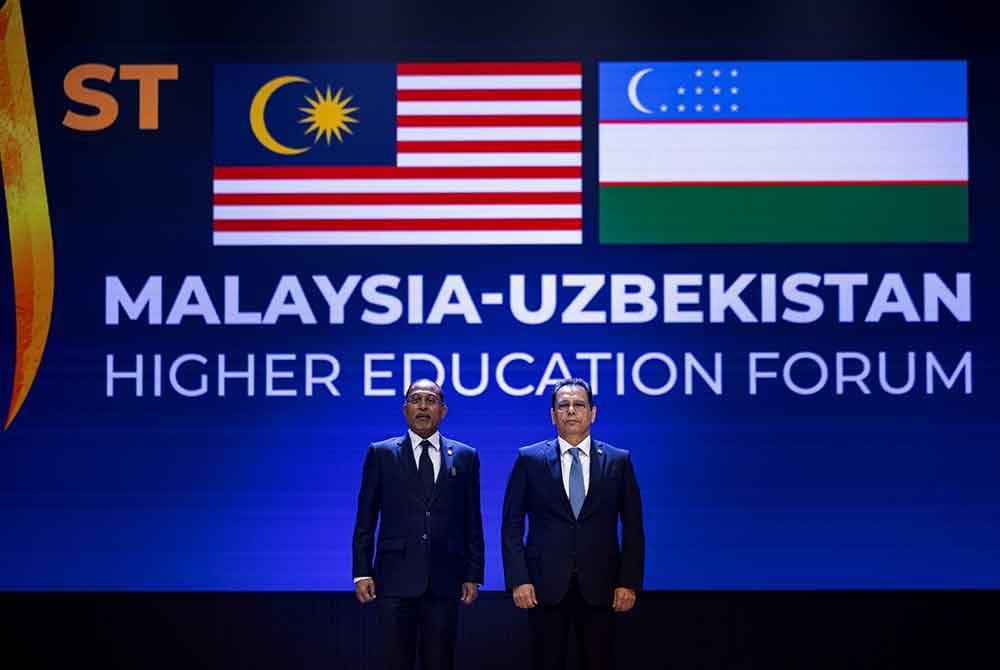 Zambry (kiri) bergambar bersama Kongratbay Sharipov ketika hadir pada Forum Pendidikan Tinggi Malaysia-Uzbekistan di Universiti Pendidikan Sultan Idris hari ini. - Foto: Bernama