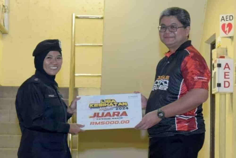 Nur Fadilah (kiri) telah dinobatkan sebagai juara bagi kategori wanita, membawa pulang hadiah wang tunai sebanyak RM5,000 yang telah disampaikan oleh Ketua Pegawai Eksekutif MMC Port Holdings Sdn Bhd, Datuk Azman Shah Mohd Yusof.