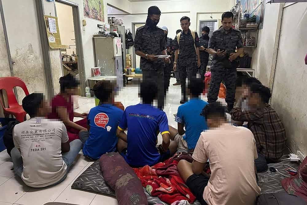 JIM melakukan pemeriksaan dokumen terhadap warga asing yang ditahan di unit rumah di Off Jalan Kepong, Kuala Lumpur pada Selasa.