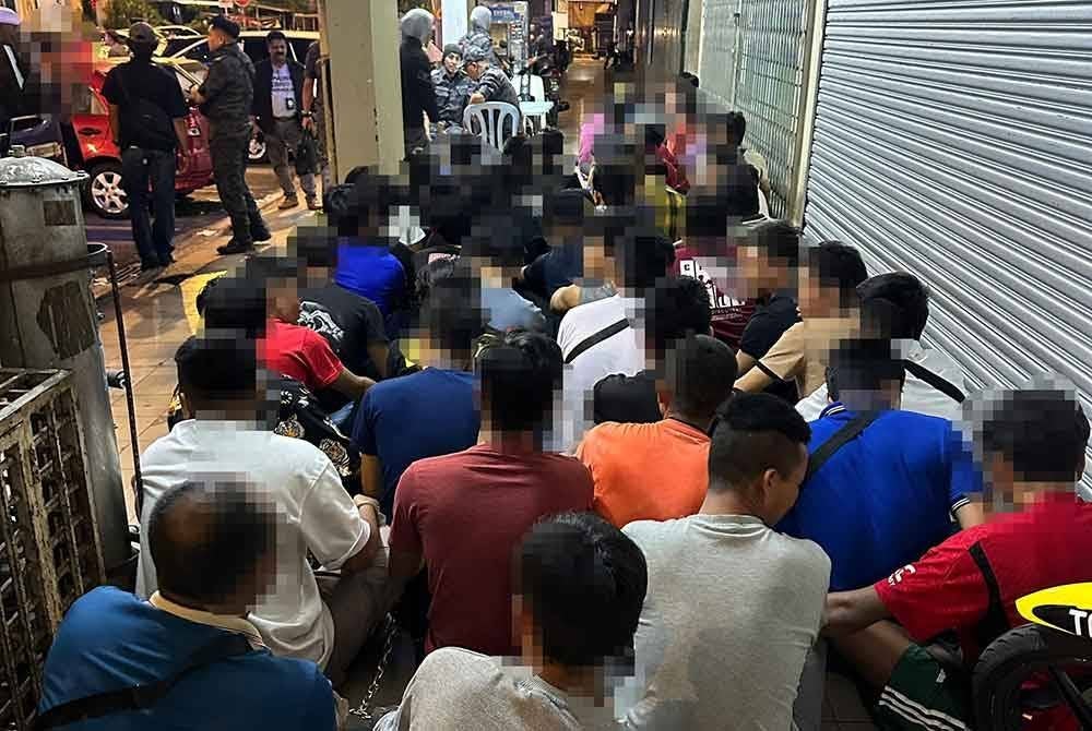 JIM Kuala Lumpur menahan 64 warga asing hasil serbuan kediaman di Kepong, pada Selasa.
