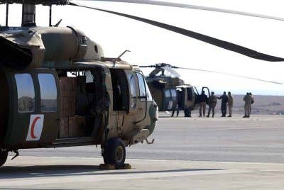 Helikopter tentera Jordan yang dipenuhi dengan bantuan kemanusiaan dan kecemasan bersiap sedia untuk berlepas ke Gaza di Pangkalan Udara Raja Abdullah II di Zarqa, Jordan. Foto Agensi