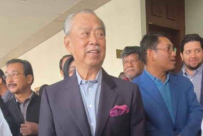 Muhyiddin menghadiri prosiding sebutan kes hasutan ketika kempen PRK DUN Nenggiri dihadapinya di Mahkamah Tinggi Kuala Lumpur pada Selasa.