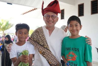 Razali (tengah) beramah mesra dengan pengunjung selepas Mesyuarat Perbincangan Terengganu International Paramotor Challenge 2025 di Kuala Terengganu pada Selasa.