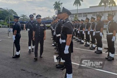 Yahaya memeriksa perbarisan pada perhimpunan bulanan bagi Februari Tahun 2024 anjuran Jabatan Siasatan Jenayah Ibu Pejabat Kontinjen (IPK) Pahang di pekarangan IPK Pahang pada Selasa. FOTO SINAR HARIAN.