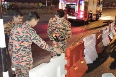 Jabatan Bomba dan Penyelamat Malaysia (JBPM) Kelantan mendedahkan pihaknya ada menerima panggilan kecemasan daripada penduduk untuk mengisi air ke dalam kon penghadang plastik di tepi jalan berhampiran Jelawat, Bachok pada 23 Januari lalu.