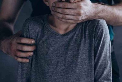 Seorang guru mengaku tidak bersalah di Mahkamah Majistret Kangar atas lima pertuduhan melakukan amang seksual terhadap dua pelajar lelakinya pada 2023. Gambar hiasan