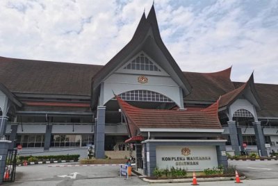 Seorang wanita dihadapkan ke Mahkamah Sesyen Seremban pada Selasa atas pertuduhan mencederakan suaminya menggunakan telefon bimbit, Sabtu lalu.