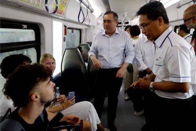 Anthony (tengah) beramah mesra bersama pelancong asing selepas mengadakan sidang media KTMB sempena sambutan Thaipusam 2025 di Stesen KTM, Batu Caves pada Selasa. Foto Bernama