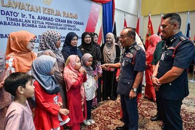 Ahmad Izram (dua dari kanan) beramah mesra bersama waris anggota bomba yang meninggal dunia pada Program Sumbangan Kebajikan Persatuan Kebajikan PERISMA sempena Lawatan Kerja Rasmi di Ibu Pejabat JBPM Terengganu hari ini. - Foto: Bernama