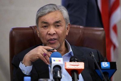 Timbalan Perdana Menteri, Datuk Seri Dr Ahmad Zahid Hamidi ketika sidang media di Bangunan Parlimen pada Selasa. Foto Bernama
