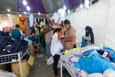 Orang ramai bepusu-pusu mendapatkan pakaian sekolah berharga RM5 sehelai.