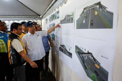 Alexander mengadakan lawatan kerja di tapak projek pembinaan jejantas laluan motosikal dan pejalan kaki baharu untuk Sekolah Kebangsaan Sungai Leman serta kerja penyelenggaraan Jalan Persekutuan FT005 Sabak Bernam hari ini. Foto Bernama