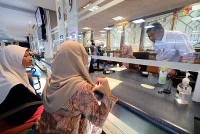 Badrul Hisham (kanan) melakukan tinjauan di kaunter JPN semasa perlaksanaan inisiatif 'Pusingan Kerja Petugas Kaunter' di ibu pejabat JPN hari ini. Foto Bernama
Bermula hari ini, inisiatif 'Pusingan Kerja Petugas Kaunter' melibatkan semua kementerian serta jabatan di bawah kementerian masing-masing sebagai usaha memperkukuh kualiti perkhidmatan awam dan meningkatkan kecekapan penyampaian perkhidmatan di kaunter.
Ini bertujuan untuk meningkatkan kemahiran petugas kaunter, memastikan kepelbagaian kemahiran kerja, serta memperkasakan pengalaman pelanggan dengan perkhidmatan yang lebih cekap dan mesra.
--fotoBERNAMA (2025) HAK CIPTA TERPELIHARA