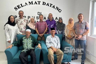 10 beradik yang merupakan anak Gayah Osman bersepakat untuk mewakafkan dua unit rumah keluarga mereka untuk dijadikan perpustakaan.