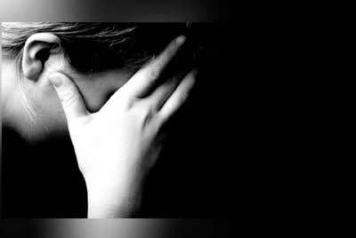 Seorang penjawat awam mengalami kerugian RM12,200 selepas menekan pautan yang membawa ke laman sesawang menyerupai sebuah bank pada Khamis lalu.