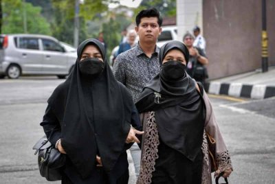 Ibu bapa Zayn Rayyan Abdul Matin, Zaim Ikhwan Zahari (belakang) bersama Ismanira Abdul Manaf (kiri) ketika tiba di Mahkamah Petaling Jaya hari ini. - Foto Bernama