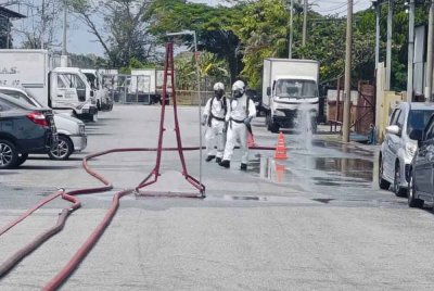 Pasukan Hazmat melakukan operasi nyah cemar gas ammonia di sebuah kilang ais di Simpang Pulai pada Selasa. Foto: ihsan Bomba Perak