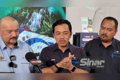 Darwis (tengah) ketika ditemui pemberita selepas pelancaran Laporan Impak Sukuk Matlamat Pembangunan Mampan (SDG) bagi projek ECRL di tapak projek ECRL Seksyen 10, di sini pada Selasa. - FOTO SINAR HARIAN