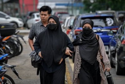 Ibu bapa Zayn Rayyan Abdul Matin, Zaim Ikhwan Zahari (belakang) bersama Ismanira Abdul Manaf (kiri) ketika tiba di Mahkamah Petaling Jaya hari ini. Foto Bernama