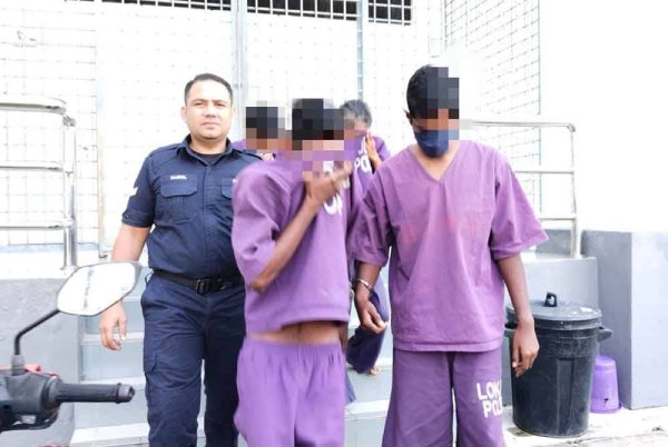 Suspek (dua, kiri) ketika dibawa ke keluar dari Mahkamah Alor Gajah di sini, pada Selasa.