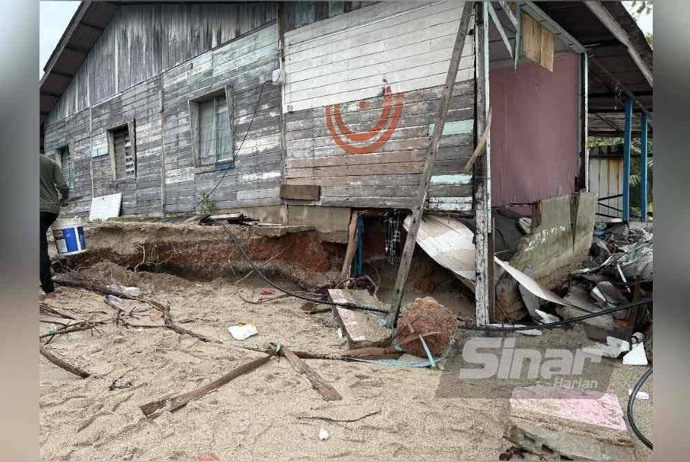 Kawasan rumah penduduk yang terjejas akibat hakisan ombak tersebut.