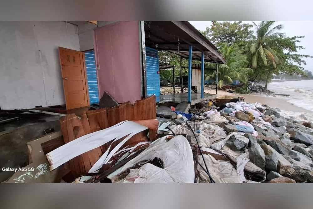 Batu besar diletakkan di bahagian belakang rumah penduduk sebagai usaha usaha menahan hakisan ombak.