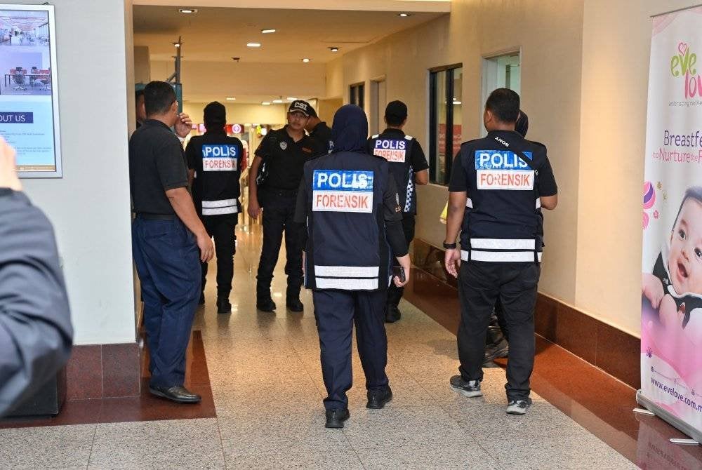 Pasukan forensik PDRM melakukan siasatan semula kes kejadian kematian Teoh Beng Hock di Plaza Maslam, Shah Alam pada Selasa.