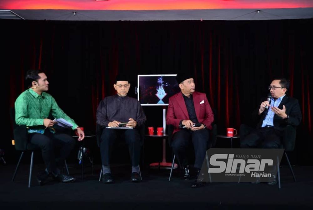 Ahmad Sufian (kanan) mengatakan sesuatu semasa sesi Wacana Sinar edisi 472 bertajuk
Halal & Boikot: Antara Sederhana dengan ekstrem yang berlangsung di Studio Sinar Harian pada Selasa. Foto SINAR HARIAN/ASRIL ASWANDI SHUKOR