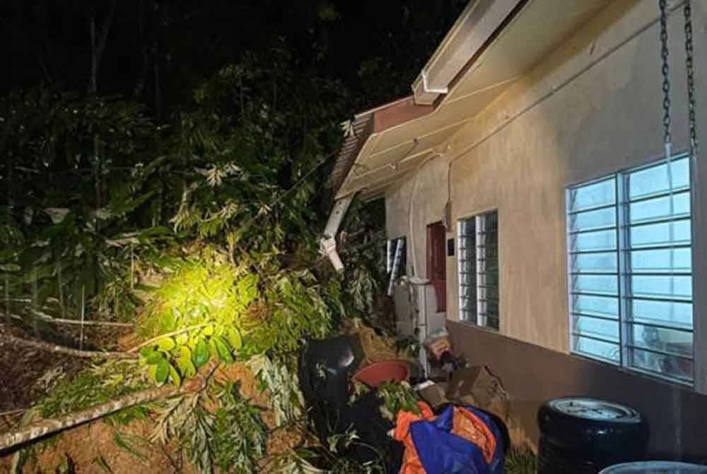 Tanah runtuh melibatkan tiga rumah terjadi di Kilometer 6, Jalan Sangan, Tatau, malam tadi, menyebabkan penduduk dinasihati berpindah ke PPS di Sekolah Menengah Kebangsaan Tatau. - Foto JBPM Sarawak