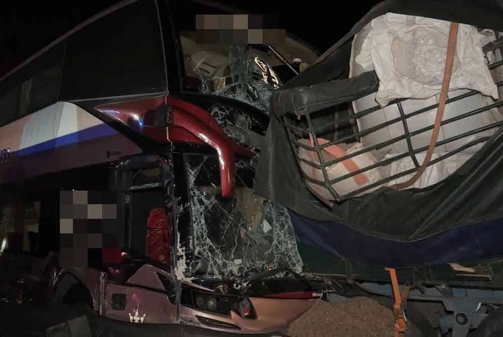 Kemalangan jam 12.20 tengah malam itu melibatkan sebuah motosikal jenis Honda CBR, bas, lori muatan habuk kayu mampat, Toyota Hilux dan sebuah kereta BMW.
(Foto ihsan pembaca)
