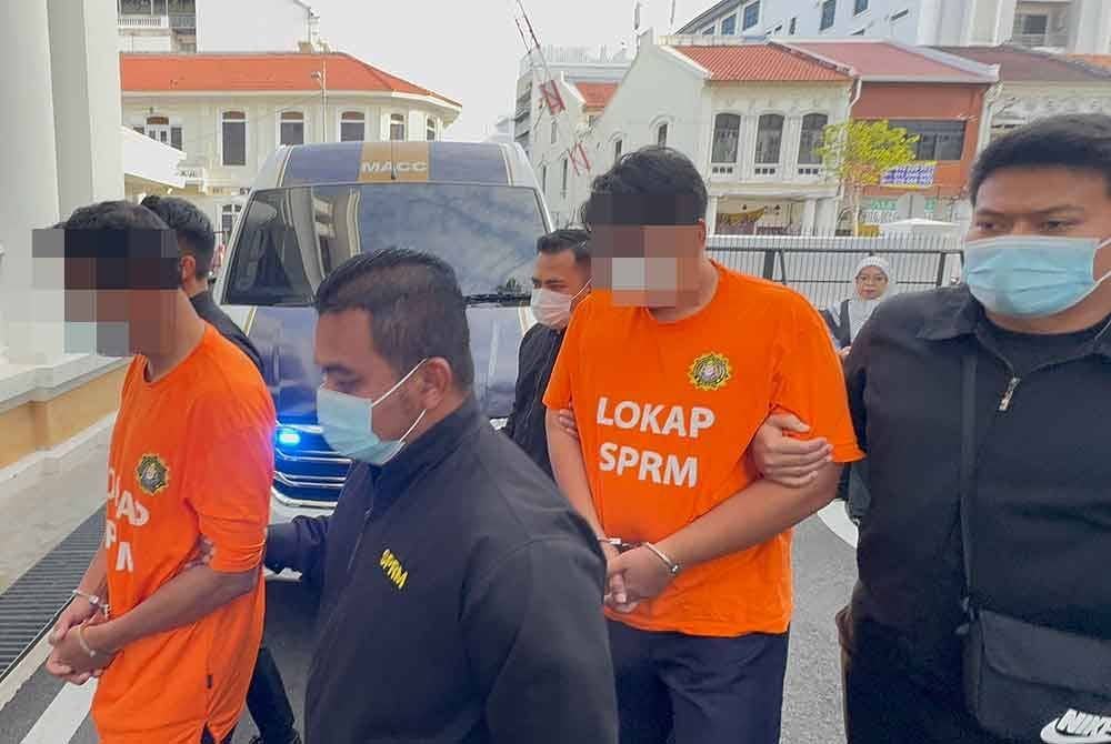 Kedua-duanya ditahan selepas memberi keterangan di Ibu Pejabat SPRM Pulau Pinang pada petang Selasa.