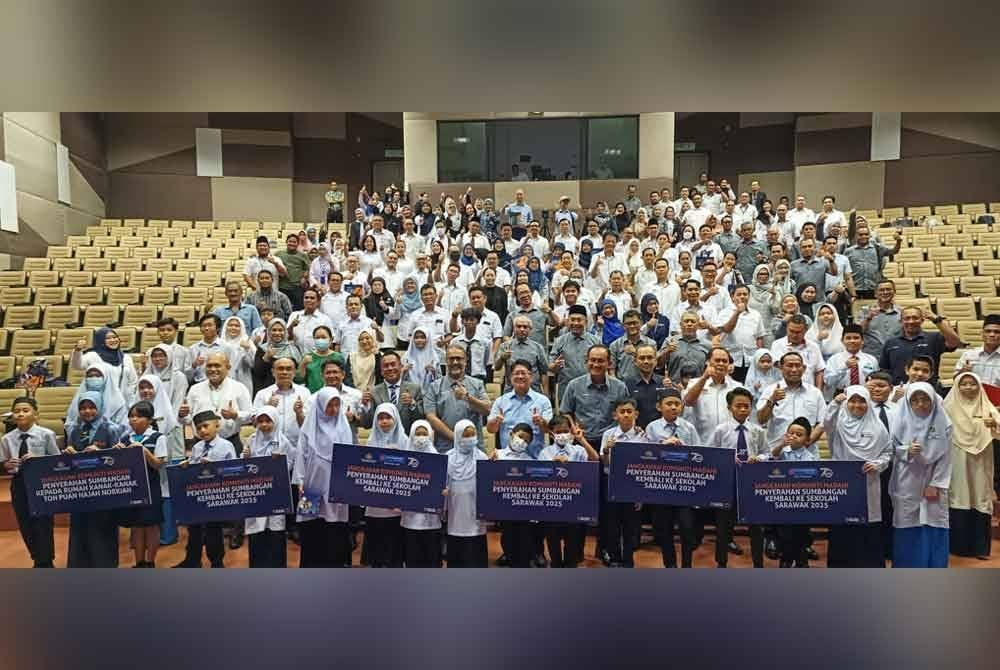Seramai 1,000 pelajar daripada 45 sekolah di daerah Kuching, Lundu, Bau dan Padawan menerima sumbangan daripada Bank Rakyat.