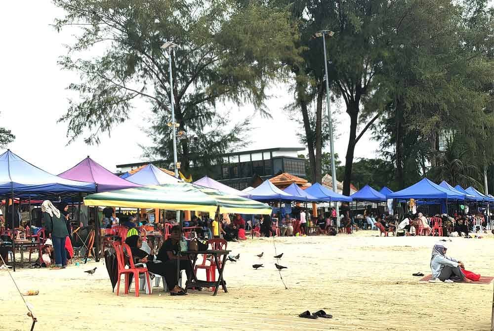 Suasana Pantai Teluk Kemang ketika adanya khemah biru.