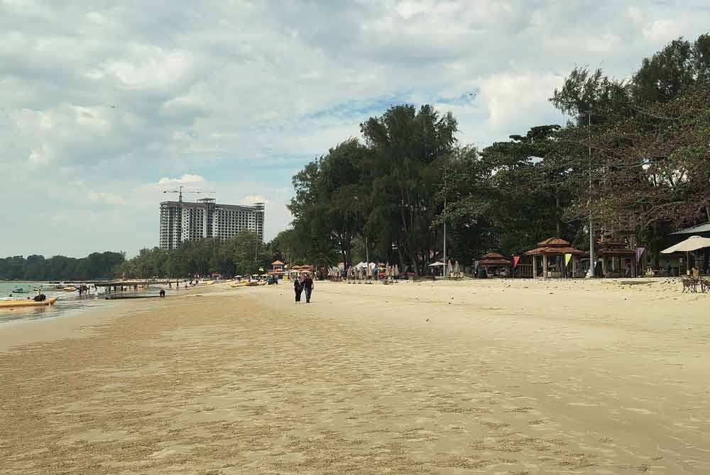 Pengusaha payung pantai dan sukan air di Pantai Teluk Kemang di sini menggesa Majlis Perbandaran Port Dickson mempertimbangkan semula larangan pemasangan khemah awam di pantai.