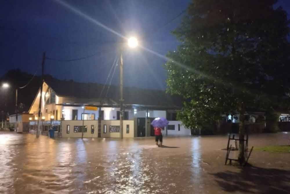 Keadaan banjir di Taman Desaru Utama, Penawar pada awal pagi Rabu.- Foto JBPM