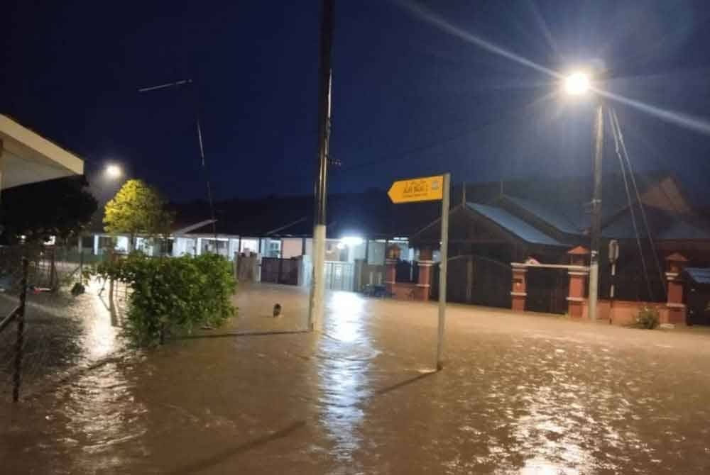 Keadaan banjir di Taman Desaru Utama, Penawar ​pada awal pagi Rabu.- Foto JBPM