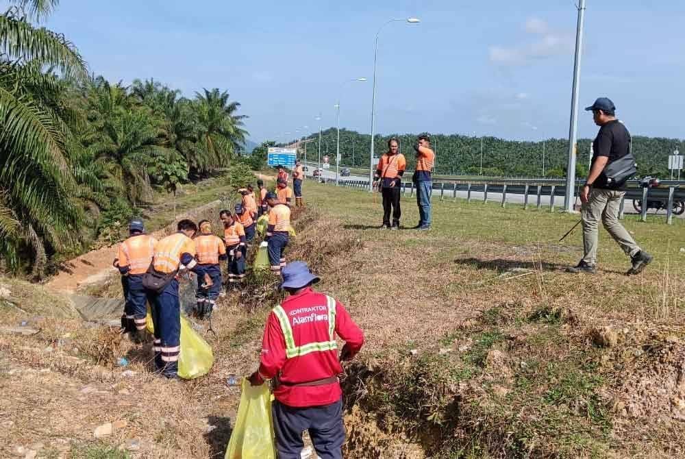Kerja-kerja pembersihan sampah dijalankan SWCorp Pahang bersama Alam Flora di LTU Pintasan Bentong berhampiran bulatan Mempaga, Bentong baru-baru ini. Foto SWCorp.Pahang