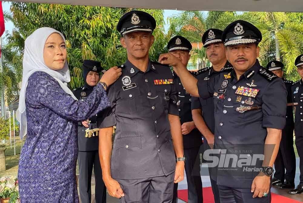 Mohd Yusoff (kanan) pada majlis pemakaian pangkat semasa Perhimpunan Bulanan Peringkat Ibu Pejabat Polis Kontinjen (IPK) Kelantan di Kota Bharu pada Rabu.