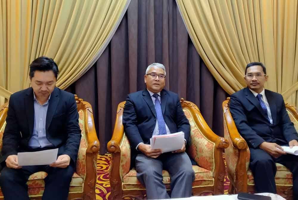 Khairul Amir (tengah) ketika sidang media selepas Mesyuarat Penuh MPT di Wisma Perbandaran Taiping pada Rabu.