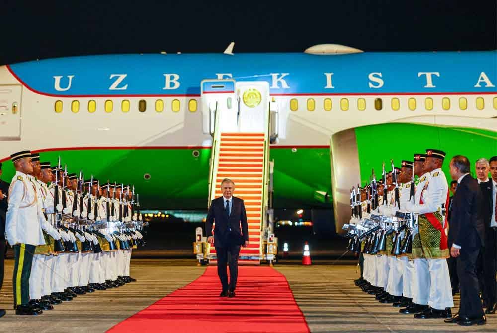 Shavkat Mirziyoyev melepasi kawalan kehormatan sebaik tiba di Kompleks Bunga Raya, Lapangan Terbang Antarabangsa Kuala Lumpur (KLIA) pada Rabu. Foto Bernama