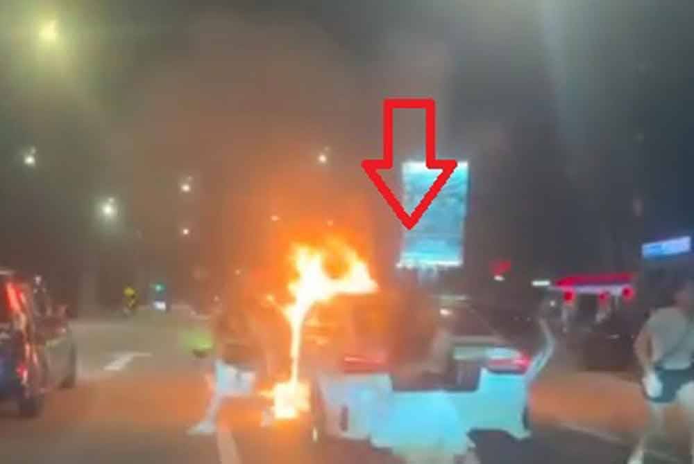 Penumpang kereta bertindak keluar apabila api mula marak.