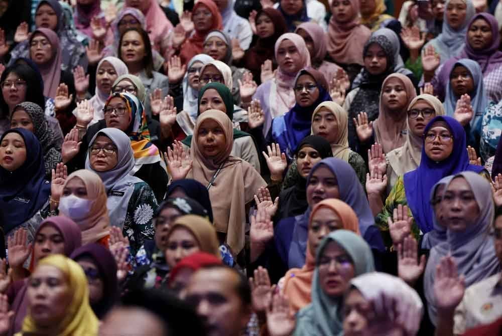 Antara penjawat awam yang melafazkan Ikrar Rukun Negara pada Majlis Amanat Ketua Pengarah Perkhidmatan Awam 2025 dan Perhimpunan Bulanan Jabatan Perkhidmatan Awam (JPA) di Kompleks C pada Rabu. Foto Bernama