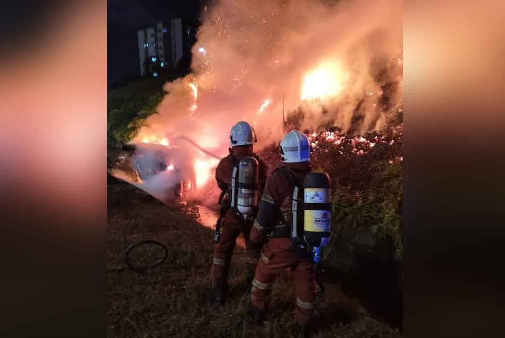 Anggota Bomba dan Penyelamat sedang memadamkan kebakaran kereta yang terlibat dalam kemalangan di Kilometer 7.6 Lebuhraya Lekas, pada Selasa.