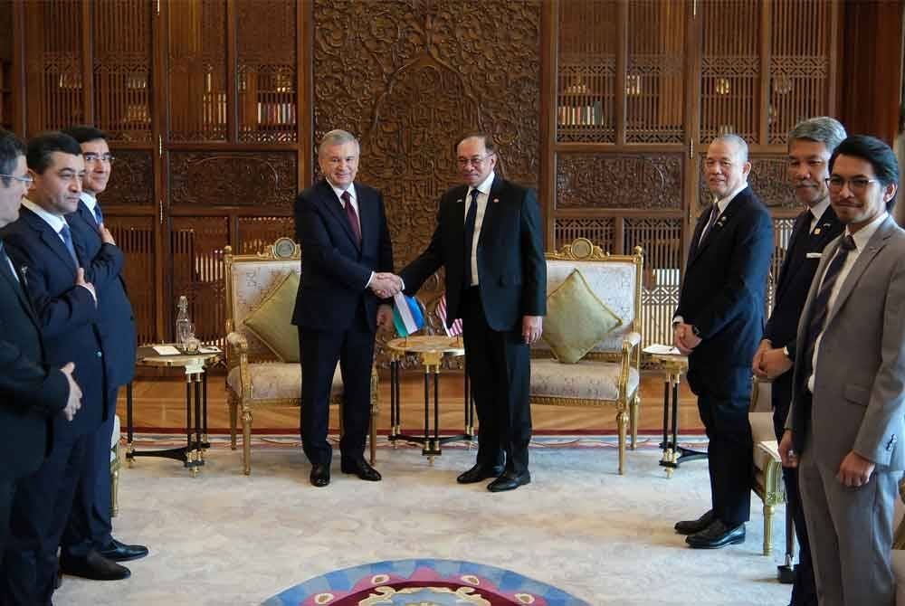 Perdana Menteri, Datuk Seri Anwar Ibrahim (empat, dari kanan) ketika pertemuan empat mata dengan Shavkat Mirziyoyev yang sedang dalam lawatan rasmi dua hari ke Malaysia di Bangunan Perdana Putra pada Rabu. Foto Bernama
Turut hadir Timbalan Perdana Menteri Datuk Seri Fadillah Yusof (tiga, kanan) dan Menteri Luar Datuk Seri Mohamad Hasan (dua, kanan).