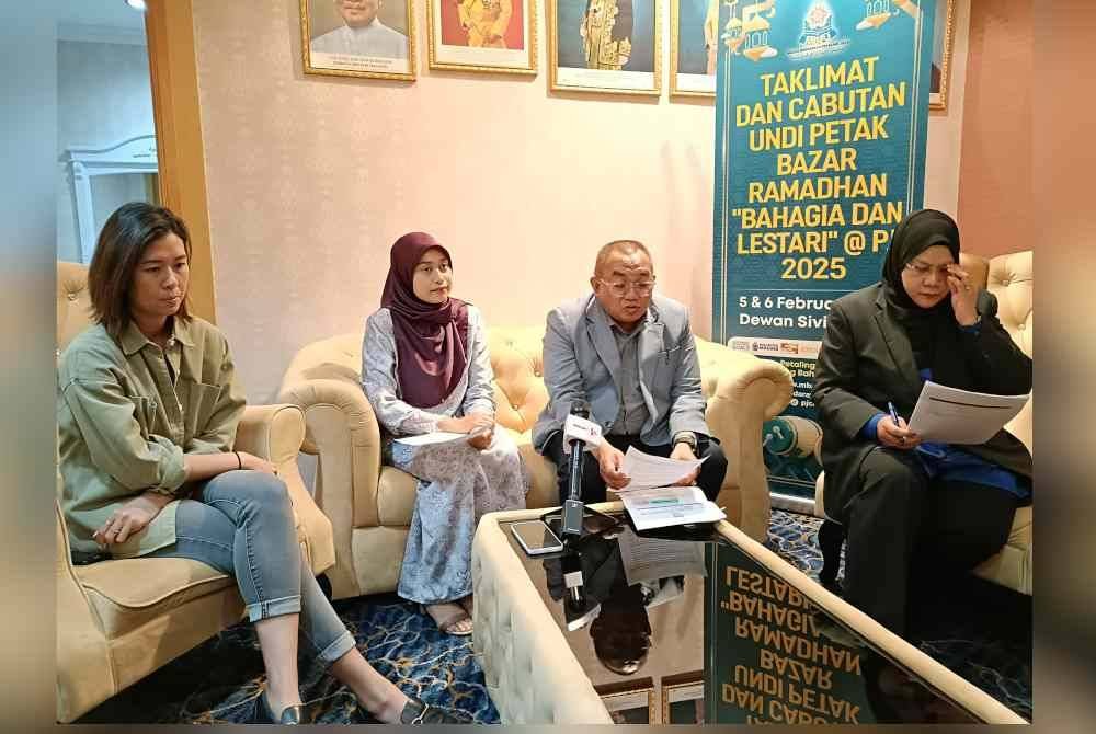 Aznan (dua dari kanan) ketika sidang akhbar selepas majlis Taklimat, Cabutan Undi Petak Bazar Ramadan 'Bahagia dan Lestari' 2025 di Dewan Banquet pada Rabu.