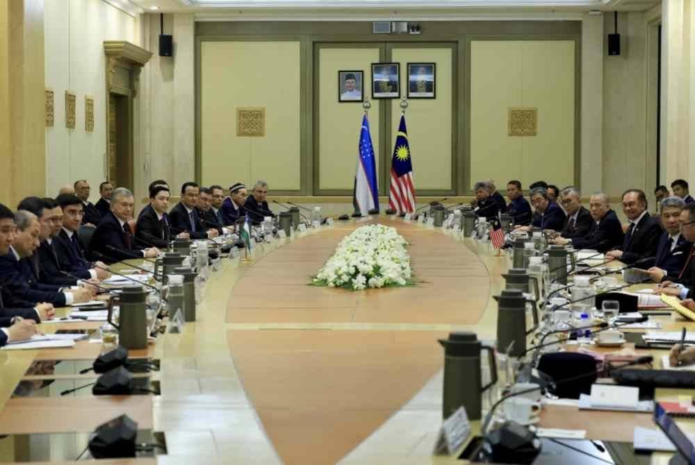 Anwar (tiga dari kanan) ketika pertemuan empat mata dengan Shavkat Mirziyoyev yang sedang dalam lawatan rasmi dua hari ke Malaysia di Bangunan Perdana Putra pada Rabu. Foto Bernama